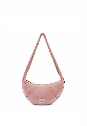 Sac d'épaule rose pâle en forme de croissant avec une sangle large et une petite étiquette blanche indiquant "UNIO x VISIONNAIRES" à l'avant.