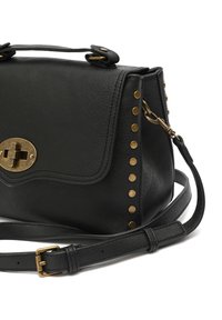 Sac à main en cuir noir avec un fermoir ovale doré et des clous décoratifs dorés le long d'un côté ; il dispose d'une bandoulière détachable et d'une finition texturée.