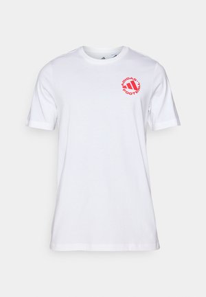 Weißes Baumwoll-T-Shirt mit rundem Ausschnitt und kurzen Ärmeln. Rotes rundes Logo mit dem Text "ADIDAS FOOTBALL" auf der Brust.