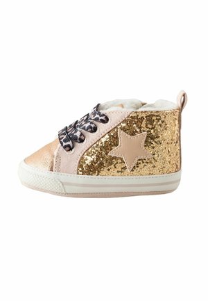 Sneaker alta rosa con paillettes dorati, lacci neri a fantasia, fodera in pelliccia leggera e un accento a stella color tan sul lato. Suola in gomma.