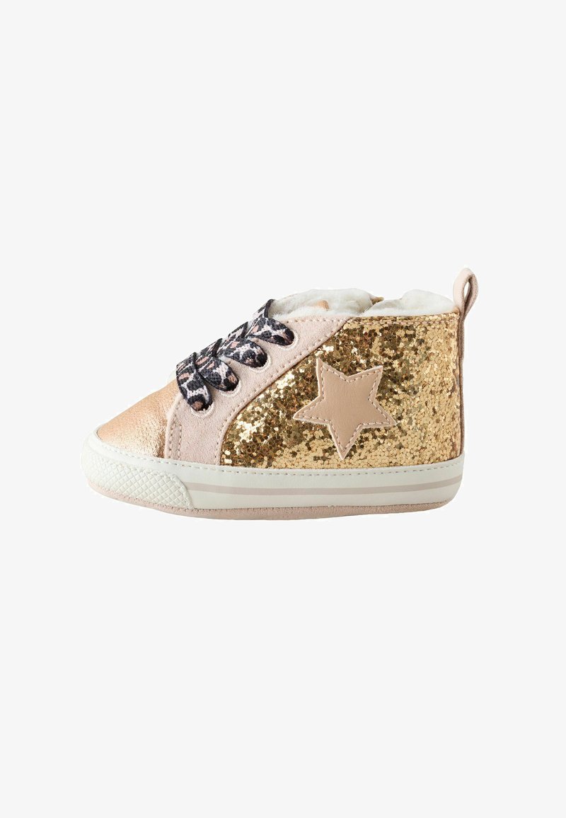 Sneaker alta rosa con paillettes dorati, lacci neri a fantasia, fodera in pelliccia leggera e un accento a stella color tan sul lato. Suola in gomma.