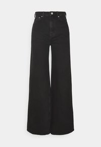 Vaqueros de mezclilla negros de pernera ancha con cintura alta, que presentan un cierre de botón y un diseño de cinco bolsillos. Textura suave y detalles de costura mínimos.