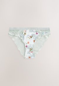 Lyseblåt florlet satin- og blonde-bikinisæt til kvinder med bølgede kanter på en ensfarvet baggrund.