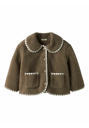 Hnedá sherpa bunda s gombíkmi vpredu, zaokrúhleným golierom, prednými vreckami a bielou vlnkovanou lemovkou pozdĺž okrajov a manžiet.