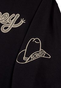 Sudadera negra con texto bordado en color crema "ROWDY" y un diseño de sombrero de vaquero en la manga izquierda. Textura suave, estilo casual.