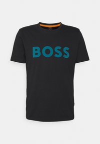 Svart bomullströja med korta ärmar och rund halsringning. Har en stor teal "BOSS"-logotyp på framsidan, med en orange accent inne i kragen.