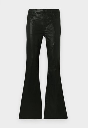 Pantalon évasé noir en matériau brillant, doté d'une taille ajustée, d'un design à cinq poches et d'une fermeture à bouton à l'avant.