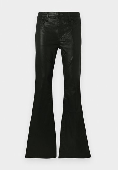 Čierne rozšírené nohavice z lesklého materiálu, s priliehavým pásom, dizajnom s piatimi vreckami a zapínaním na gombík vpredu.