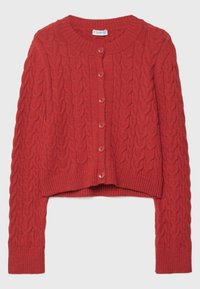 Cardigan court rouge en maille torsadée avec manches longues et six boutons sur le devant, posé à plat sur un fond clair.