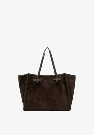 Bolso tote de ante marrón con asas en un gris oscuro que contrastan, forma rectangular y diseño sencillo. Presenta dos asas superiores y carece de cierre.