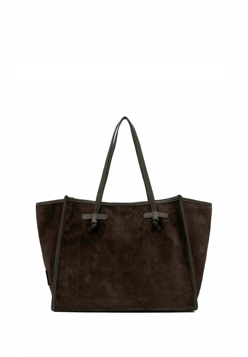 Bruine suède tote bag met contrasterende donkergrijze banden, rechthoekige vorm en eenvoudig ontwerp. Heeft twee handgrepen bovenaan en geen sluiting.