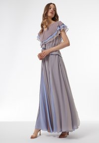 Maxi-jurk van gelaagd doorzichtig materiaal, met volants mouwen, een getailleerde taille en verloopkleuren van lavendel en blauw, aangevuld met zachte plooien.