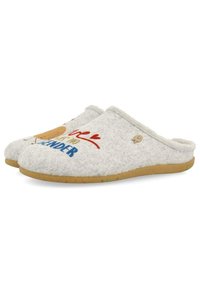 Zapatillas de casa grises con suela de goma marrón, que presentan un diseño de texto colorido y un hombre de pan de jengibre en la parte superior. Estilo sin respaldo.