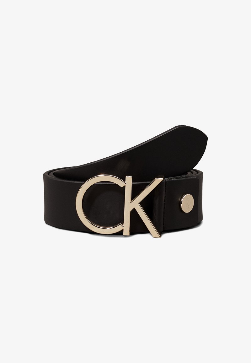 Ceinture en cuir noir roulée avec une boucle logo "CK" de couleur dorée et un petit bouton rond doré à l'extrémité de la sangle.
