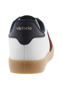 Baskets blanches avec un capuchon de talon en cuir bleu marine et des panneaux latéraux en daim bordeaux. Présente une semelle en caoutchouc beige et un logo "victoria" sur le talon.