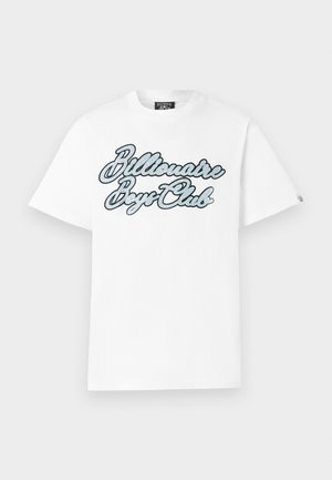 Bijela majica s kratkim rukavima s plavim i crnim logotipom "Billionaire Boys Club" ispisanim u sredini sprijeda.
