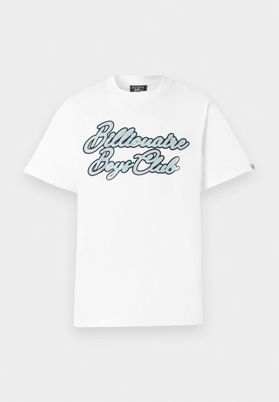 Λευκό κοντομάνικο T-shirt με το λογότυπο "Billionaire Boys Club" σε μπλε και μαύρο χρώμα, τοποθετημένο στο κέντρο του μπροστινού μέρους.