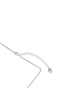 Collar de cadena de plata con un diseño de eslabones delicado, que cuenta con un cierre de langosta y un charm circular grabado. Textura suave y brillante.