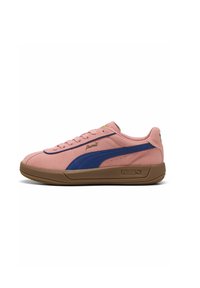 Puma-sneakers i rosa mocka med en blå rand, utrustade med en brun gummisula, rundad tå och platta skosnören. Guldfärgat logodetalj på sidan.