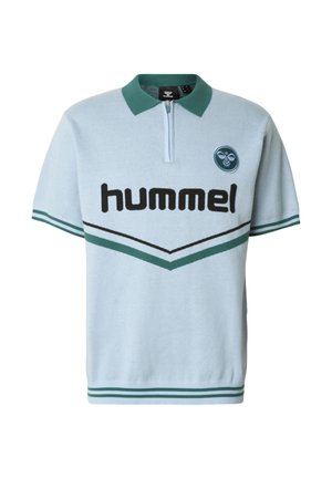 Világoskék galléros póló zöld gallérral, fekete "hummel" logóval és sötétebb zöld-fehér cikk-cakk mintával, rövid ujjú, bordázott szegéllyel.