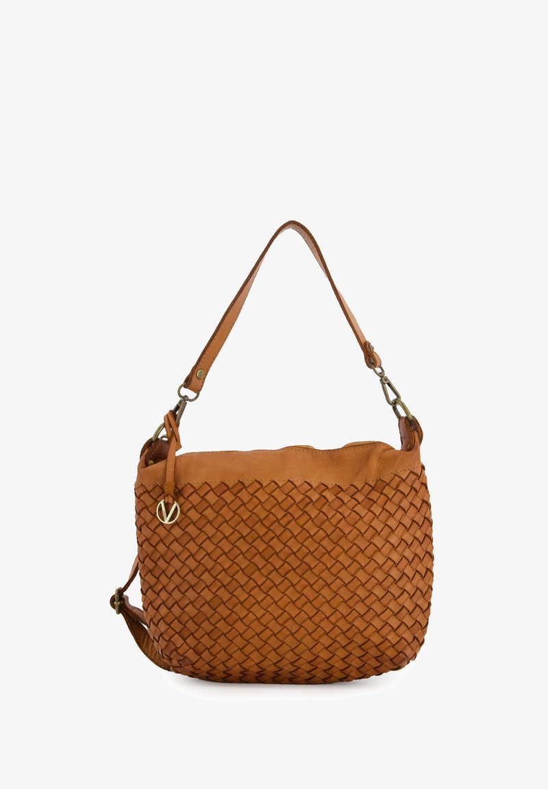 Braune Lederhandtasche mit geflochtenem Design, verstellbarem Tragegurt und Messingbeschlägen. Weiche Textur, runde Form mit einer oberen Öffnung.