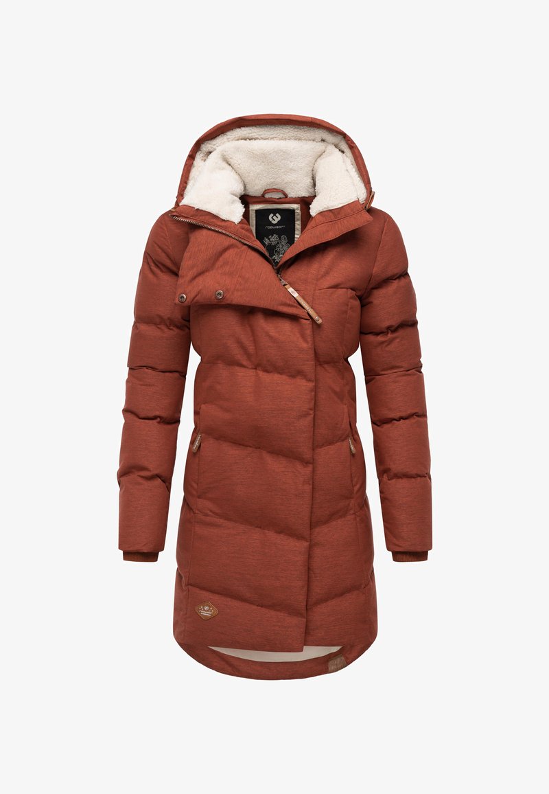 Dunjakke i rustorange med hætte foret med imiteret pels, lynlåslukning foran, to sidelommer og et logomærke nær kanten.