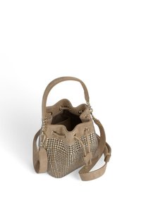 Bolso tipo cubo beige con ornamentación metálica tachonada, material de ante suave, cierre de cordón, asa corta y correa de hombro ajustable.