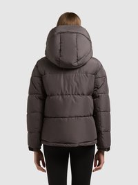 Brązowa kurtka puchowa z dużym kapturem i pikowanym wzorem. Posiada elastyczne mankiety i boczne kieszenie. Matowa faktura, ciepła izolacja.