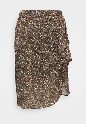 Jupe portefeuille à fleurs sombres avec de petites fleurs roses, blanches et vertes, dotée d'un volant sur un côté et d'un ourlet légèrement asymétrique.