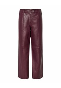 Bordeaux leren broek met wijde pijpen en een gladde textuur, voorzien van een klassieke tailleband en strakke lijnen zonder zichtbare zakken of versieringen.