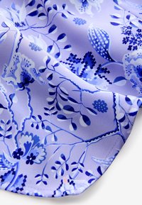 Világoslila szövet bonyolult kék virágmintákkal, levelekkel és geometriai díszítésekkel, sima textúrával és enyhe fényességgel.
