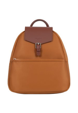 Zaino compatto in pelle color cuoio con tasca frontale con cerniera e patta superiore marrone scuro fissata da una fibbia argentata.