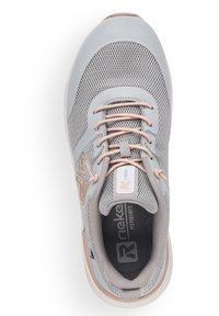 Gray athletic shoe with a mesh upper, soft pink accents, and flat laces. Features a cushioned insole labeled "Memosoft." Rounded toe design.