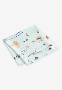 Fular de mătase de culoare bleu deschis cu imprimeu floral ce include lavandă, margarete și alte flori sălbatice; marginile sunt finisate cu grijă.