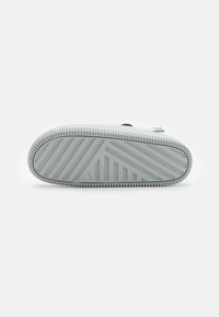 Nike Sportswear CALM MULE UNISEX - Mulas - light smoke grey