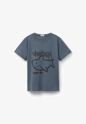 Graues Baumwoll-T-Shirt mit einem schwarzen Haifisch-Graphic und dem Text "WARNUNG!" sowie "HAIFISCHGEBIET" darunter. Mit kurzen Ärmeln und rundem Ausschnitt.