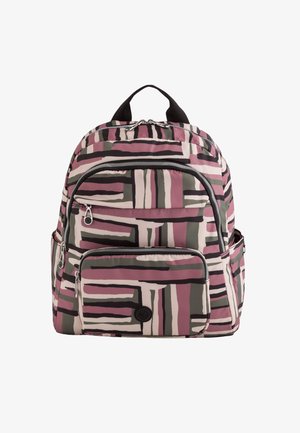 Batoh s abstraktním geometrickým vzorem v barvách mauve, béžová, černá a olivově zelená, vybavený několika zipovými přihrádkami a černou rukojetí.
