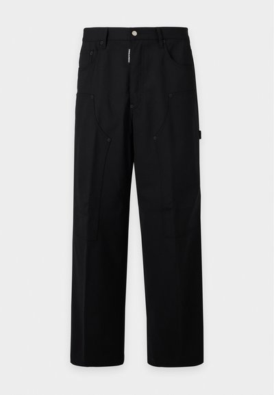 Pantalon noir droit avec plusieurs poches, passants de ceinture et fermeture par bouton à la taille sur un fond clair uni.