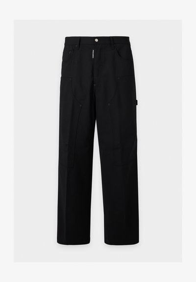 Pantalon noir droit avec plusieurs poches, passants de ceinture et fermeture par bouton à la taille sur un fond clair uni.