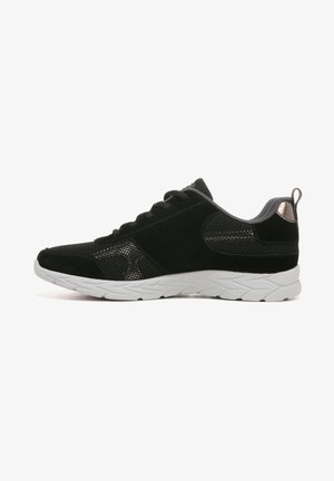 Zwarte sportschoenen met een combinatie van suède en mesh-materialen, een witte textuurole en een grijze accent bij de hiel.