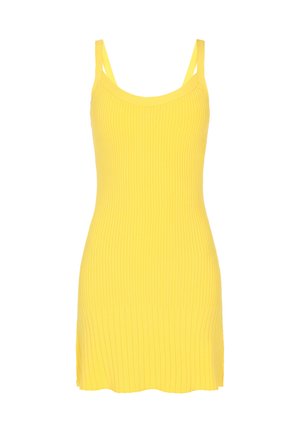 Gul rib-strikket kjole med tynde stropper, tætsiddende form og let udvidet kant. Glat tekstur med lodrette ribben-detaljer.