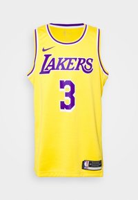 Gul baskettröja med lila detaljer, med "LAKERS" och nummer "3" tryckt på framsidan. Tillverkad i andningsaktiv mesh. 