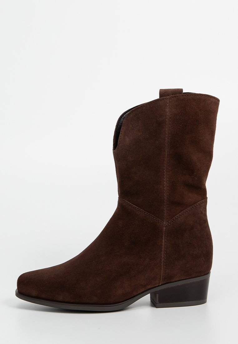 Mittelhohe, dunkelbraune Wildlederstiefel mit niedrigem Blockabsatz und Ziehvorrichtung auf der Rückseite, auf einem weißen Hintergrund präsentiert.