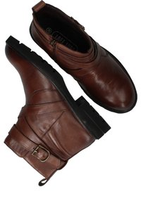 Bruine leren enkellaarzen met een ronde neus, gestructureerde afwerking, een zijrits, een verstelbare band en een stevige zwarte rubberen zool.