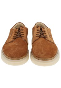 Braune Wildlederschuhe mit Schnürdesign und runder Spitze. Sie verfügen über eine beige Gummisohle und subtile Nähte.