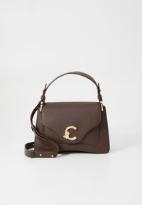 Sac à main en cuir marron avec une forme structurée, quincaillerie dorée et un rabat pliable. Dispose d'une anse supérieure et d'une bandoulière pour plus de polyvalence.