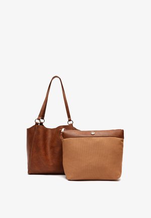 Bruine gestructureerde leren schoudertas met twee banden, gecombineerd met een tan kleurige stoffen pouch met een ritssluiting en een bruine leren accent.
