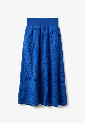 Blauwe midirok met brede elastische tailleband en een ingewikkeld bloemig oogjeskantpatroon over de hele stof.