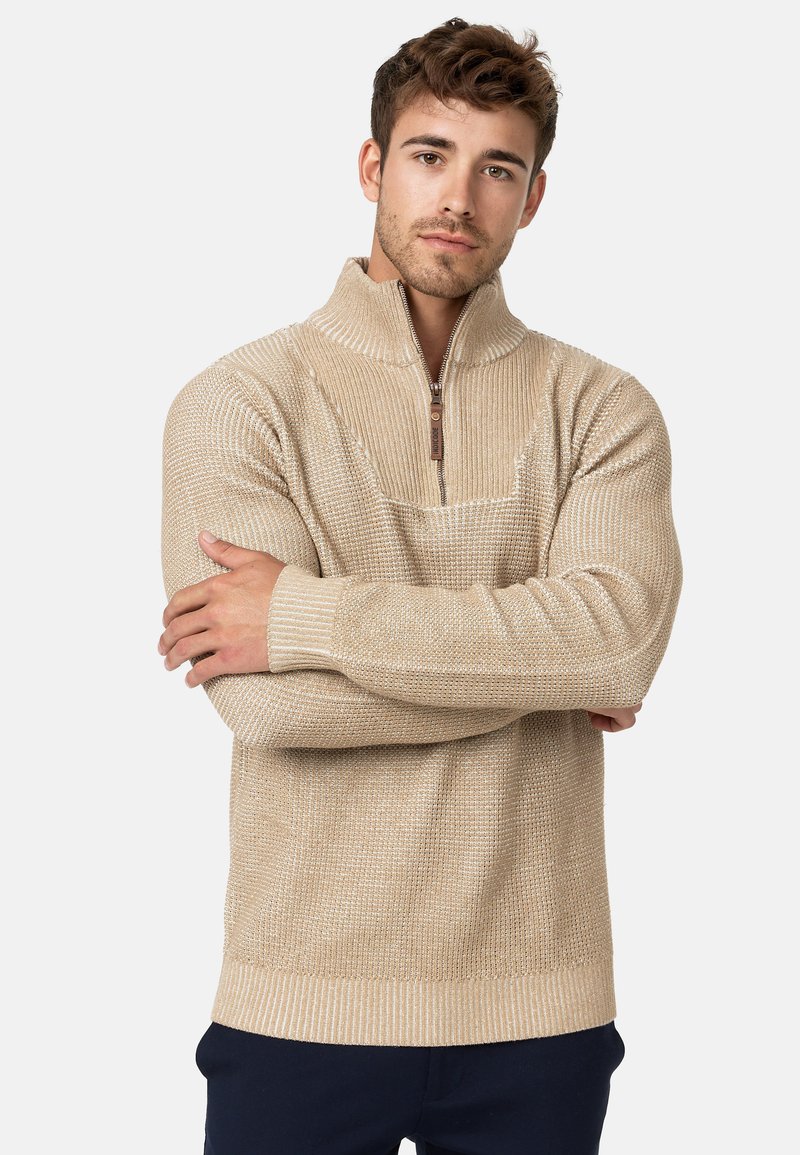 Beženi pleteni pulover s polu-zip ovratnikom, teksturiranim uzorkom, rebrastim manžetama i rubom te ravnim krojem.