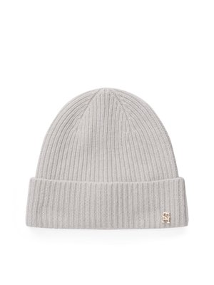 Grau gestrickte Mütze mit umgeschlagenem Saum. Hergestellt aus weichem Garn, mit vertikaler Rippung und einem kleinen metallischen Logo-Patch an der Seite.